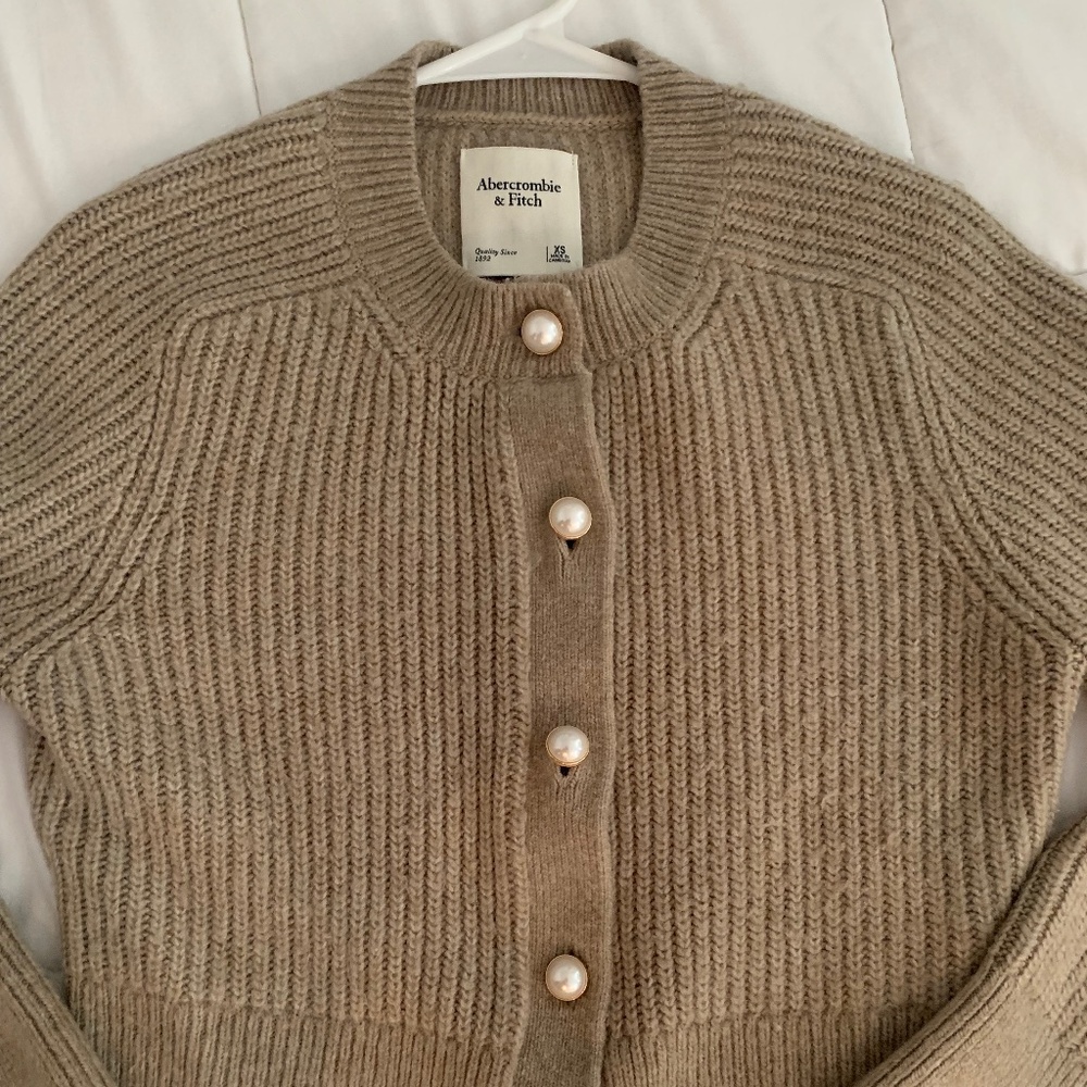 Abercrombie & Fitch Pearl Button Cropped Cardigan